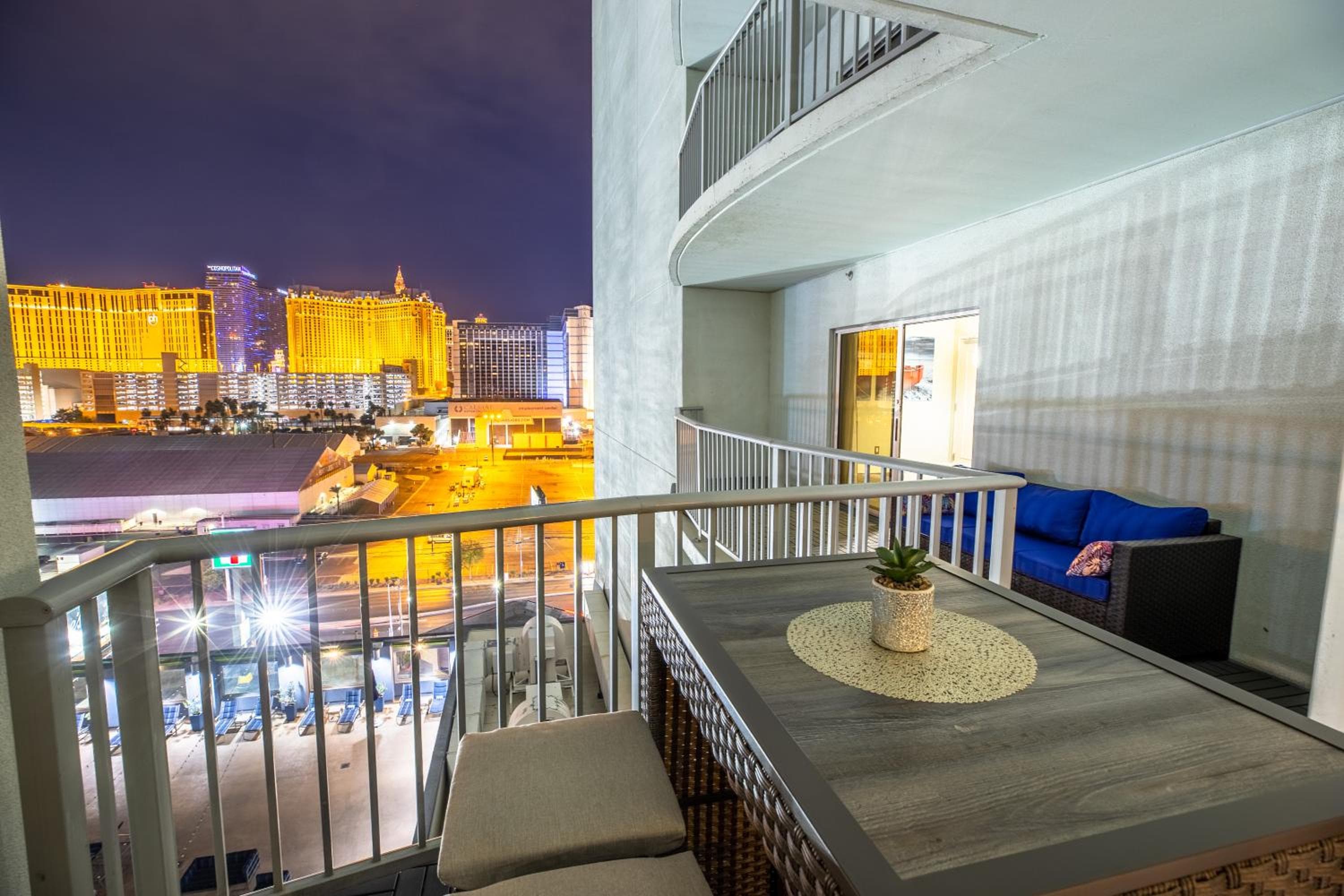 Suite Penthouse de 2100 pies cuadrados con vistas al Strip. GIMNASIO EN LA PISCINA — 4