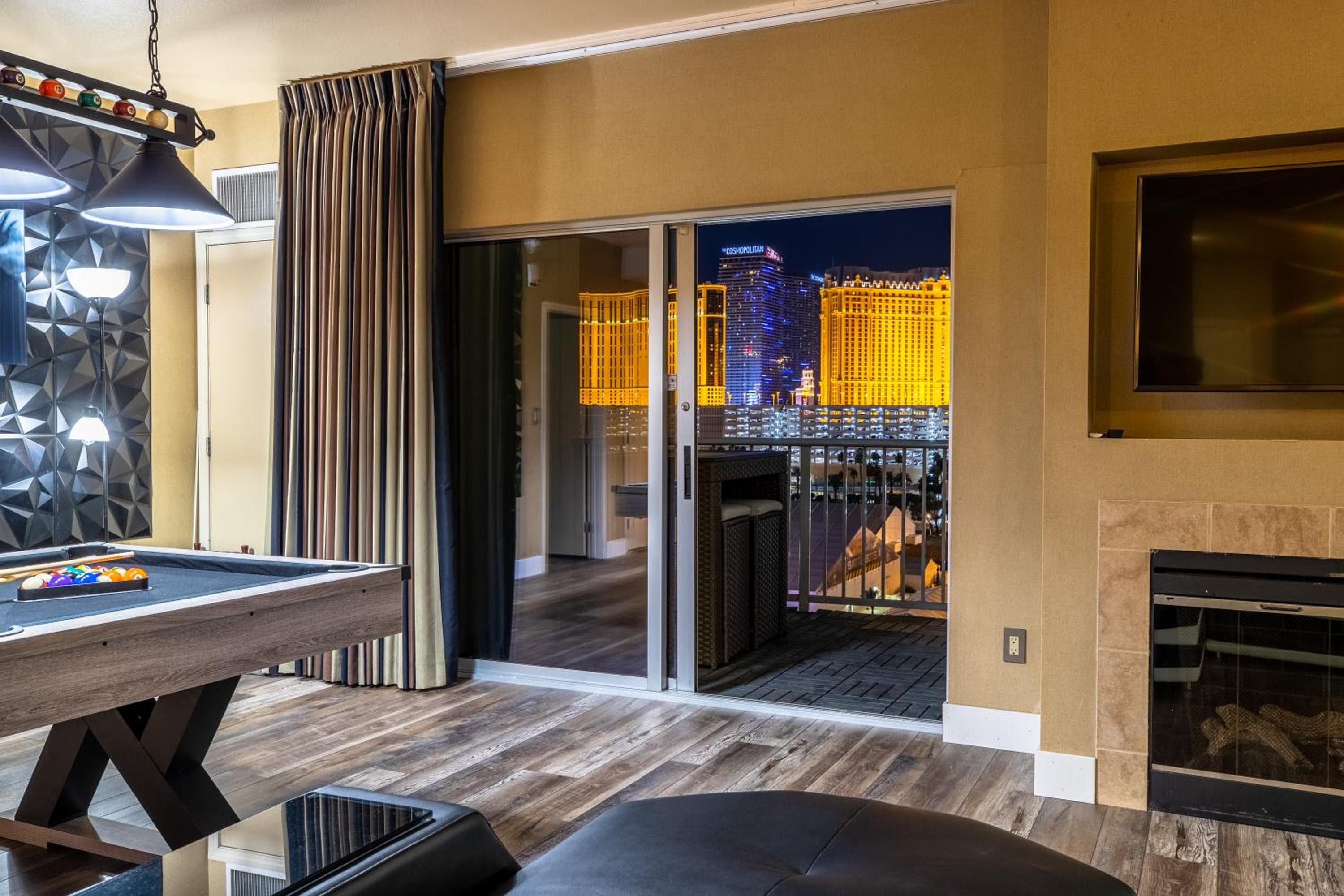 Suite Penthouse de 2100 pies cuadrados con vistas al Strip. GIMNASIO EN LA PISCINA — 22