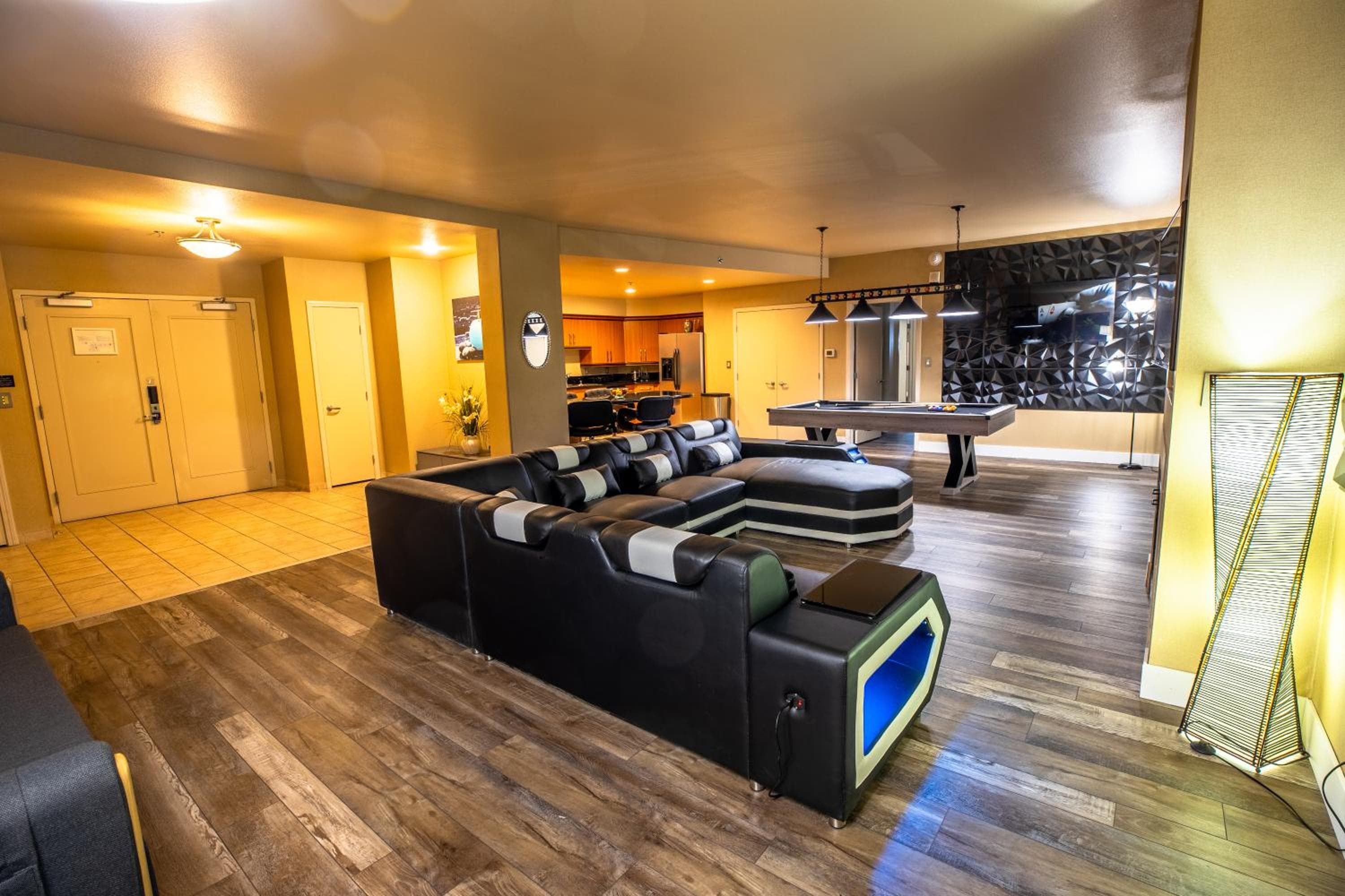 Suite Penthouse de 2100 pies cuadrados con vistas al Strip. GIMNASIO EN LA PISCINA — 27