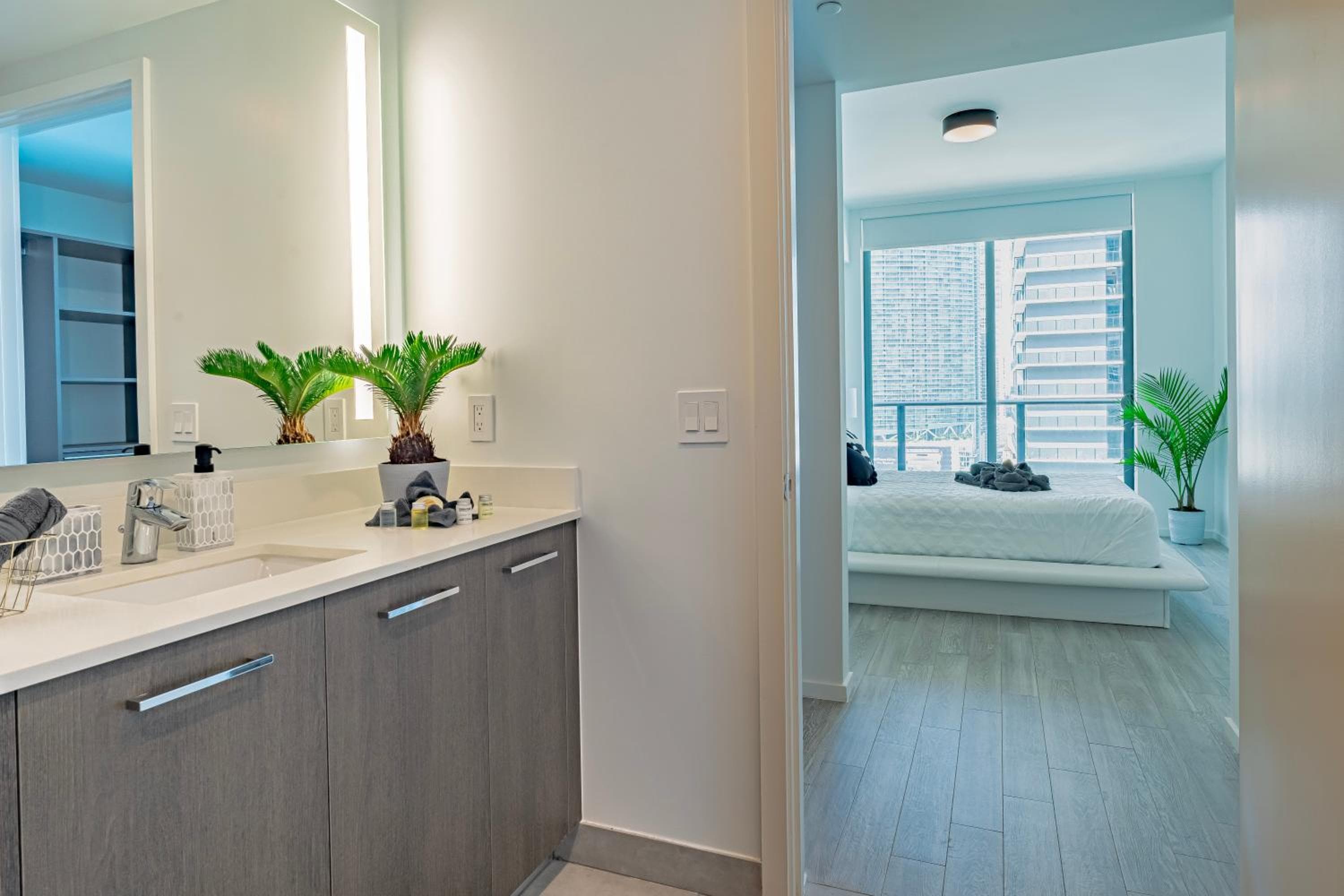 Luxurious 2-Bed Apartment with Breathtaking Bay views!! — 27