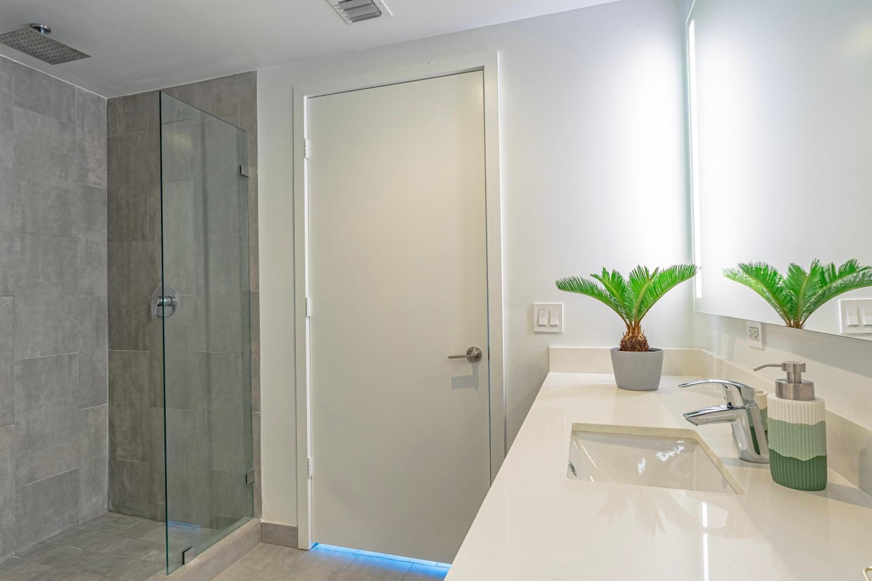 Luxurious 2-Bed Apartment with Breathtaking Bay views!! — 5