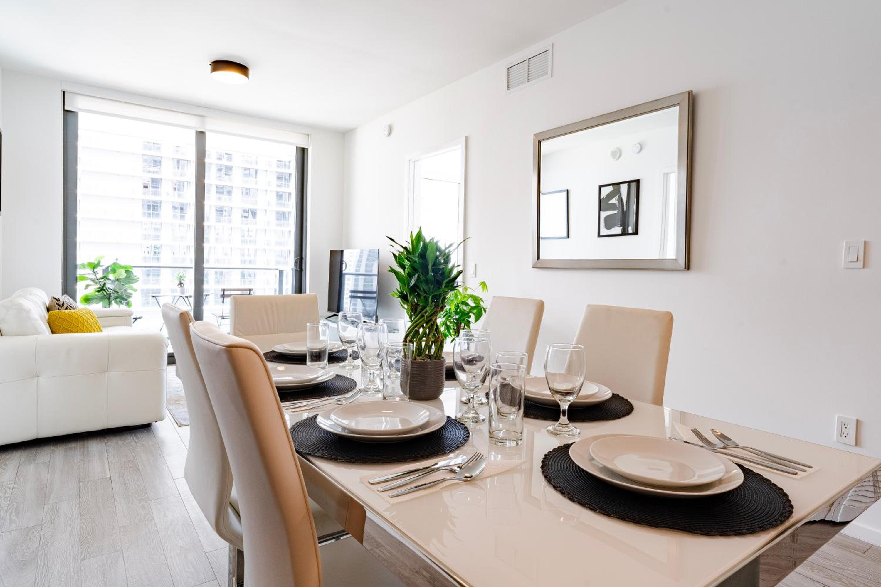 Luxurious 2-Bed Apartment with Breathtaking Bay views!! — 14