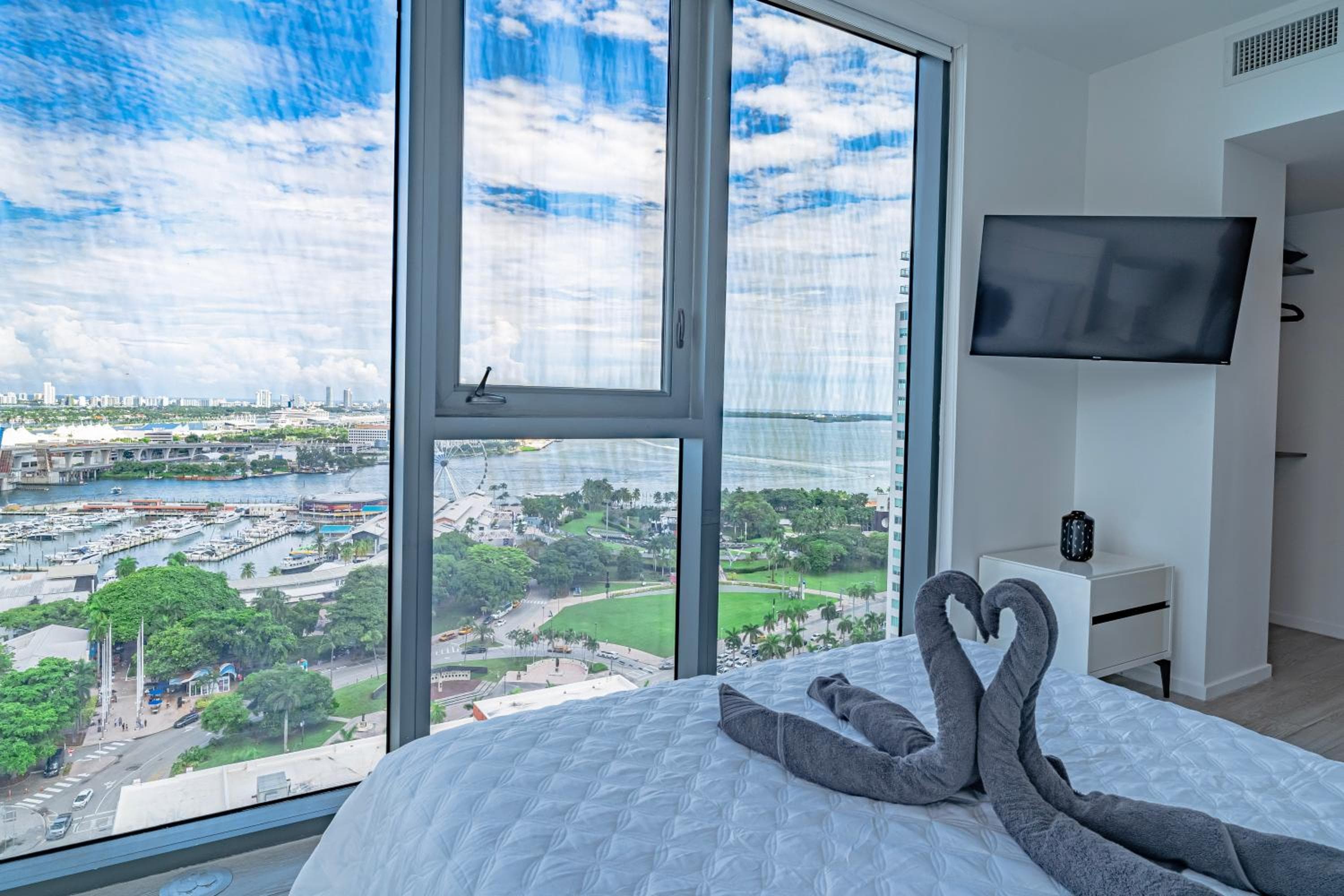 Luxurious 2-Bed Apartment with Breathtaking Bay views!! — 4