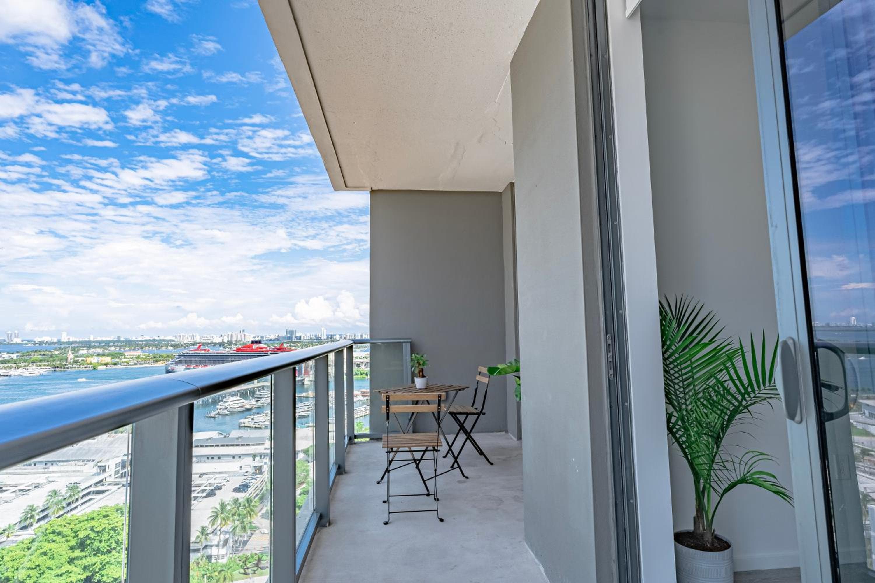 Luxurious 2-Bed Apartment with Breathtaking Bay views!! — 3