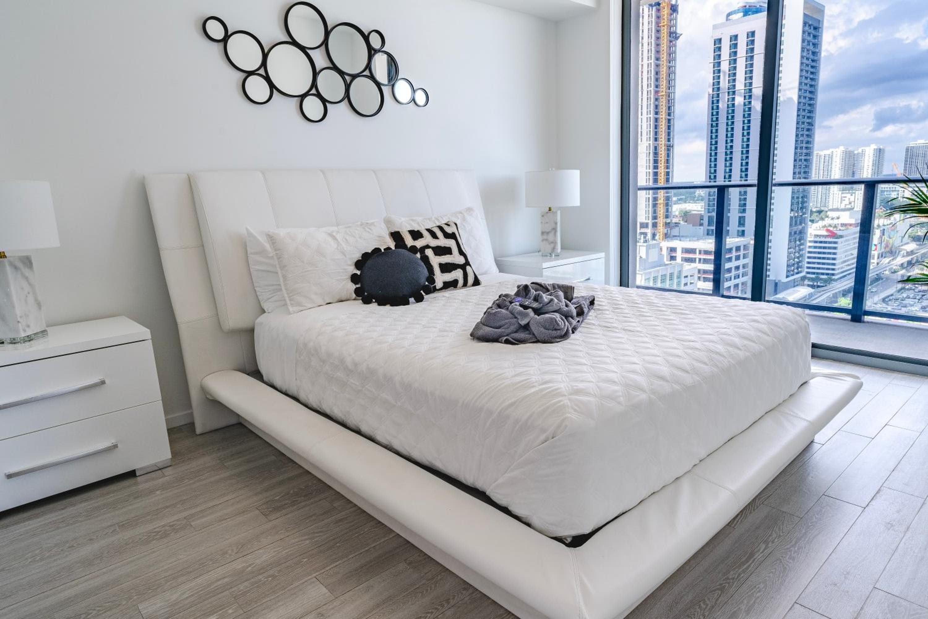 Luxurious 2-Bed Apartment with Breathtaking Bay views!! — 19