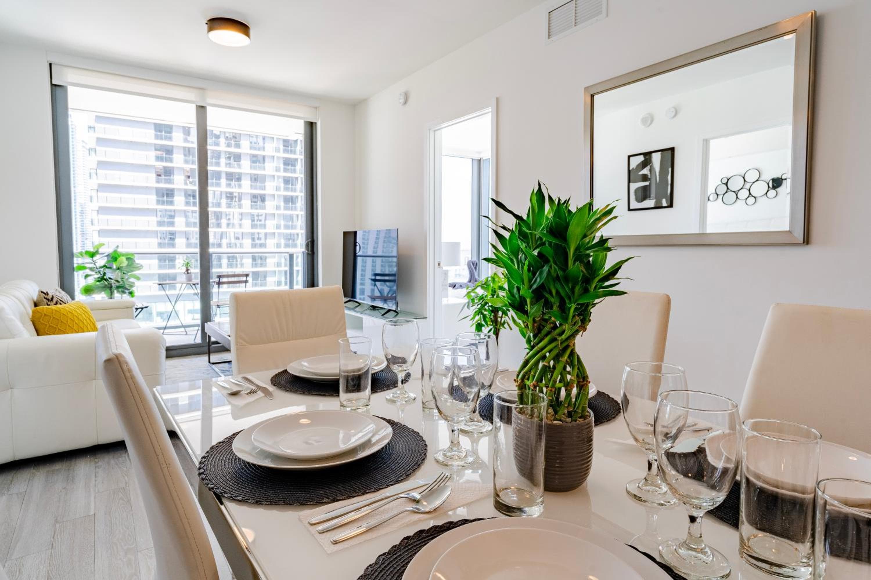 Luxurious 2-Bed Apartment with Breathtaking Bay views!! — 10