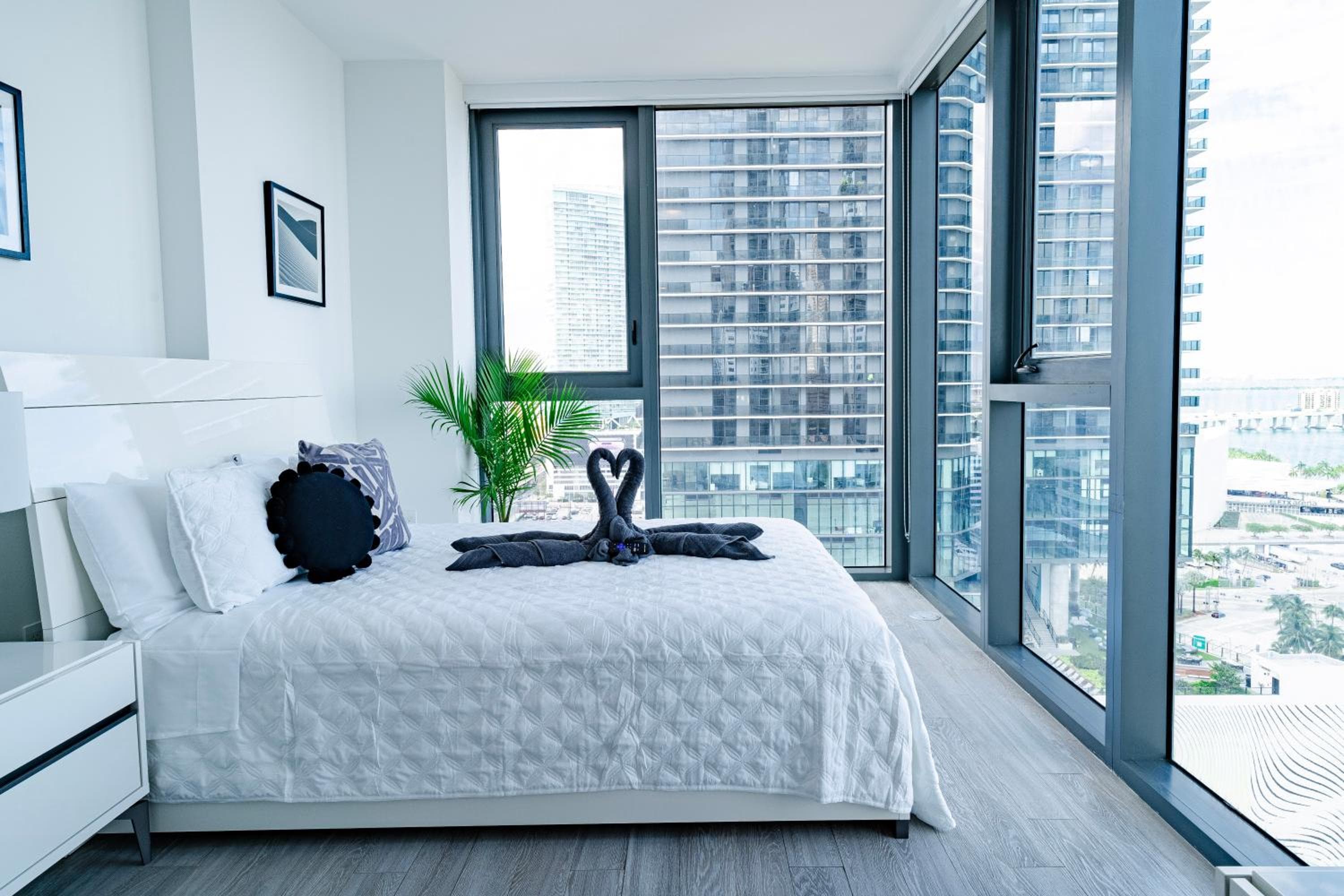 Luxurious 2-Bed Apartment with Breathtaking Bay views!! — 26