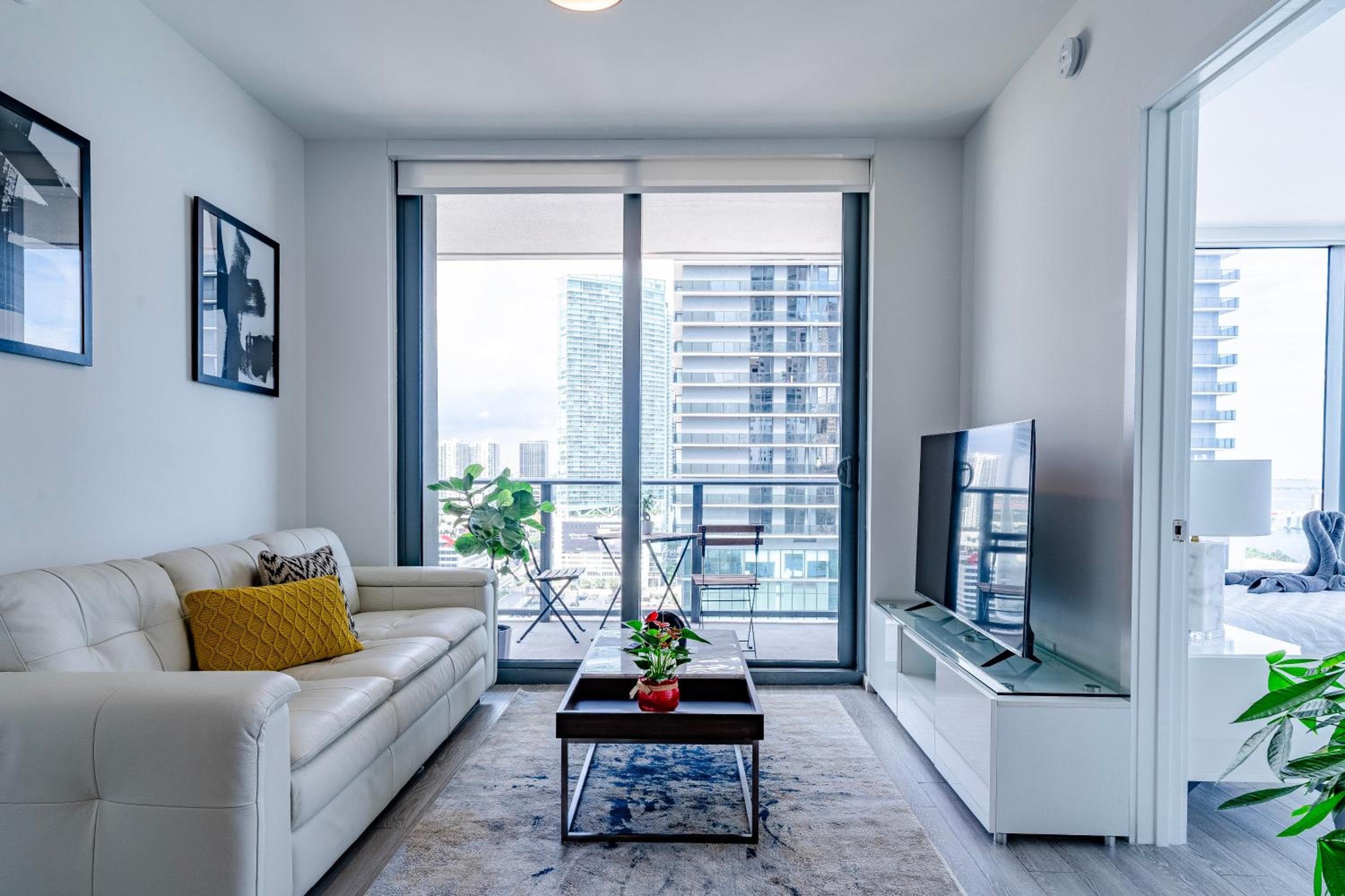 Luxurious 2-Bed Apartment with Breathtaking Bay views!! — 4