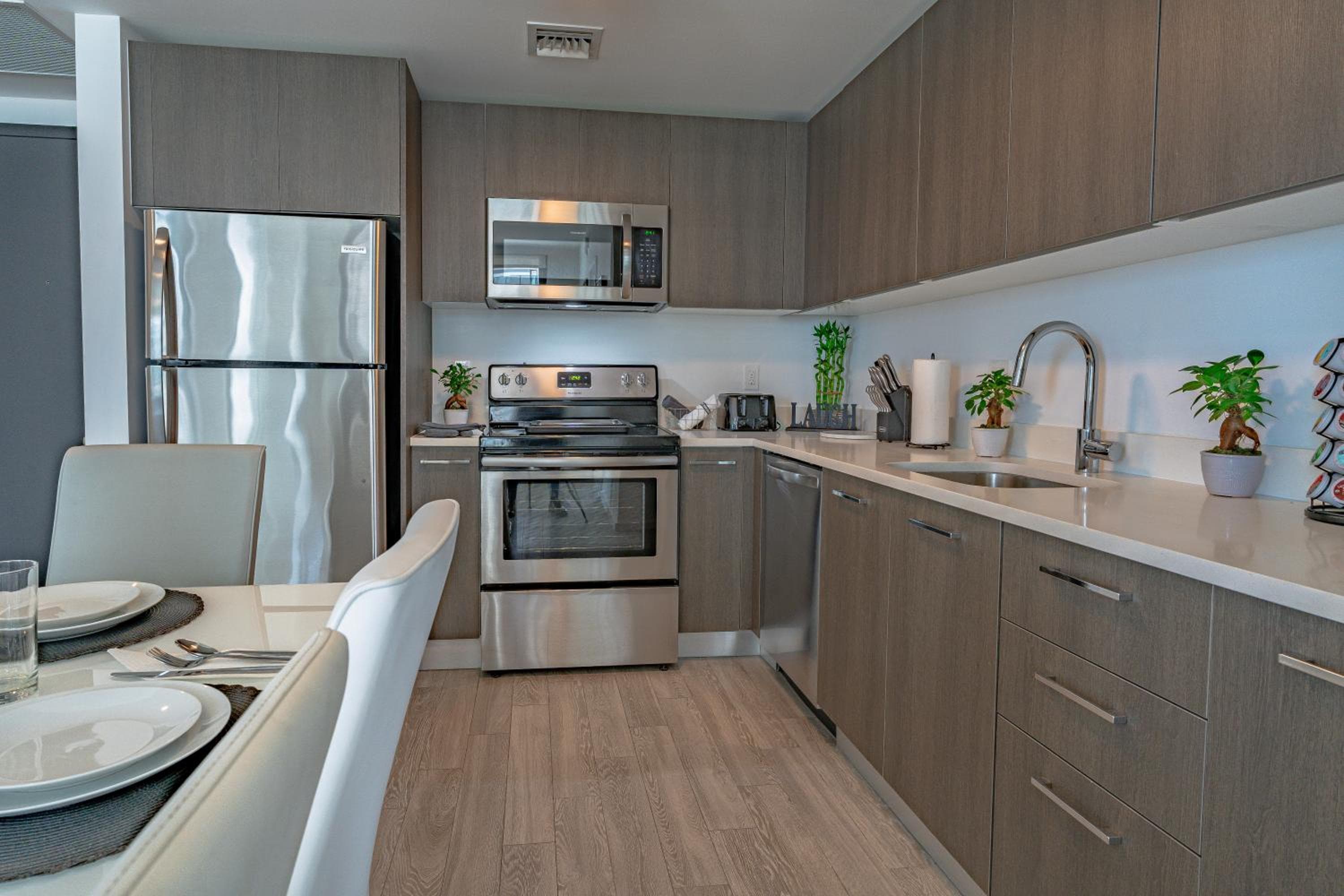 Luxurious 2-Bed Apartment with Breathtaking Bay views!! — 6