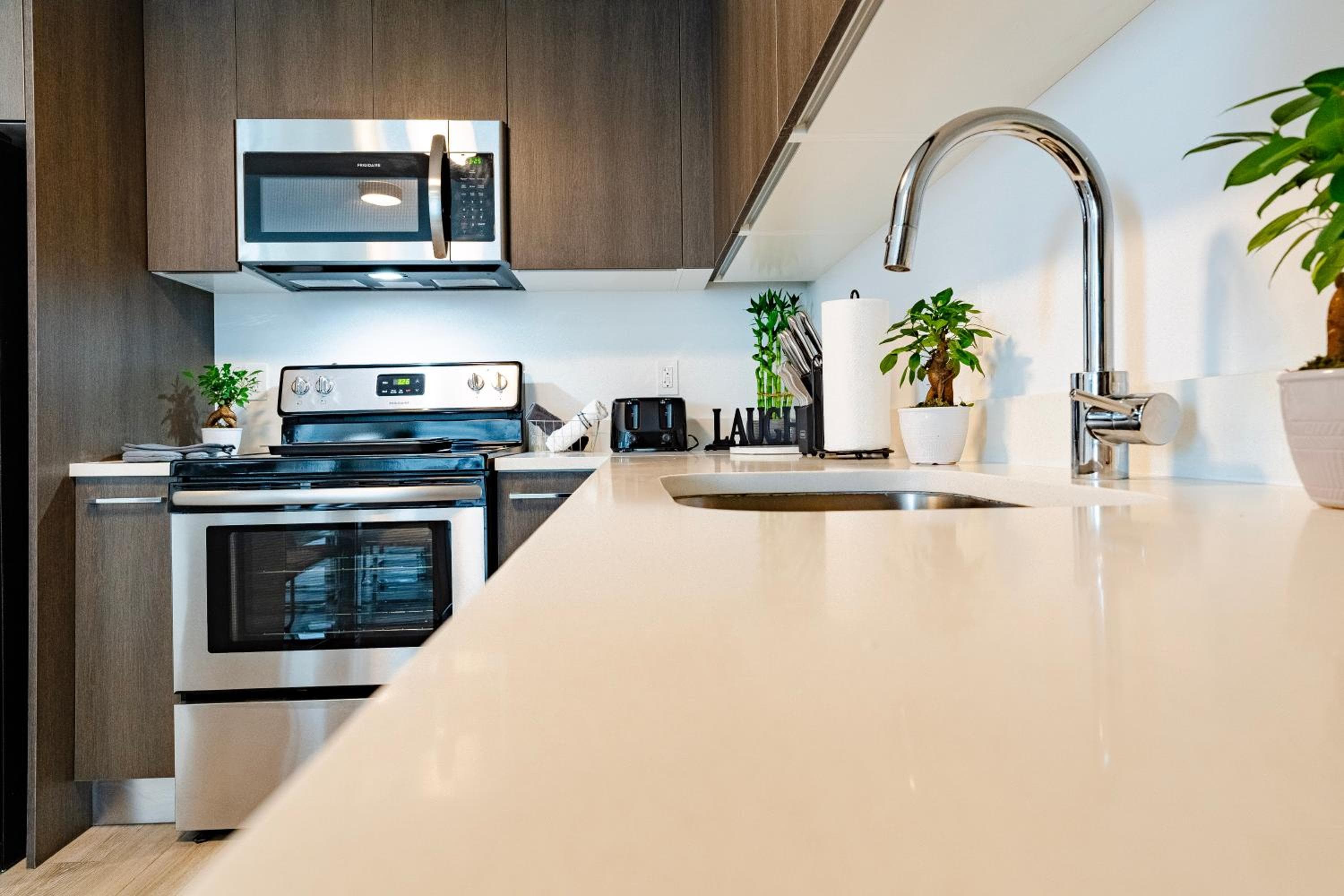 Luxurious 2-Bed Apartment with Breathtaking Bay views!! — 9