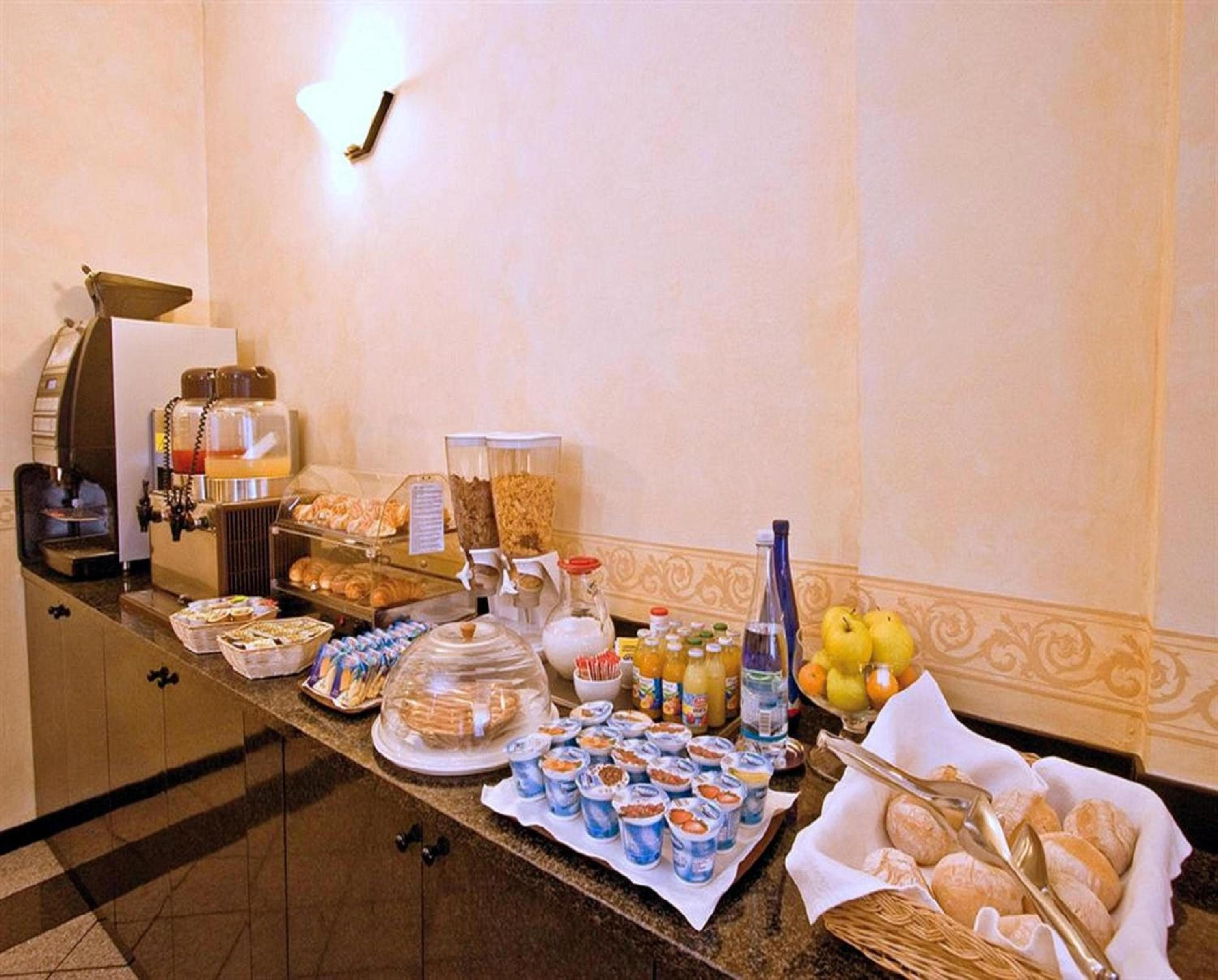 Pequeño hotel — 8