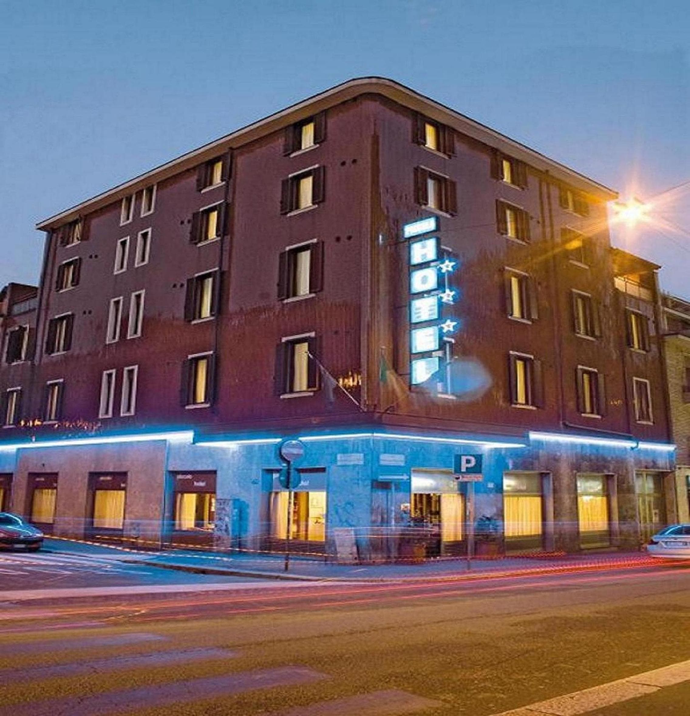Pequeño hotel — 1