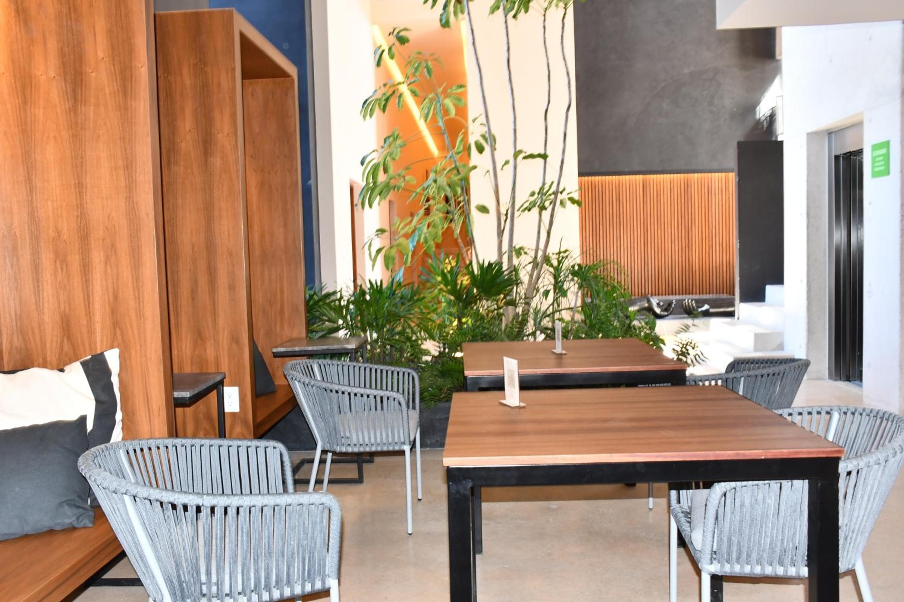 Ceren Luxury Apartments at Fifth Avenue by Spot Rentals — 18