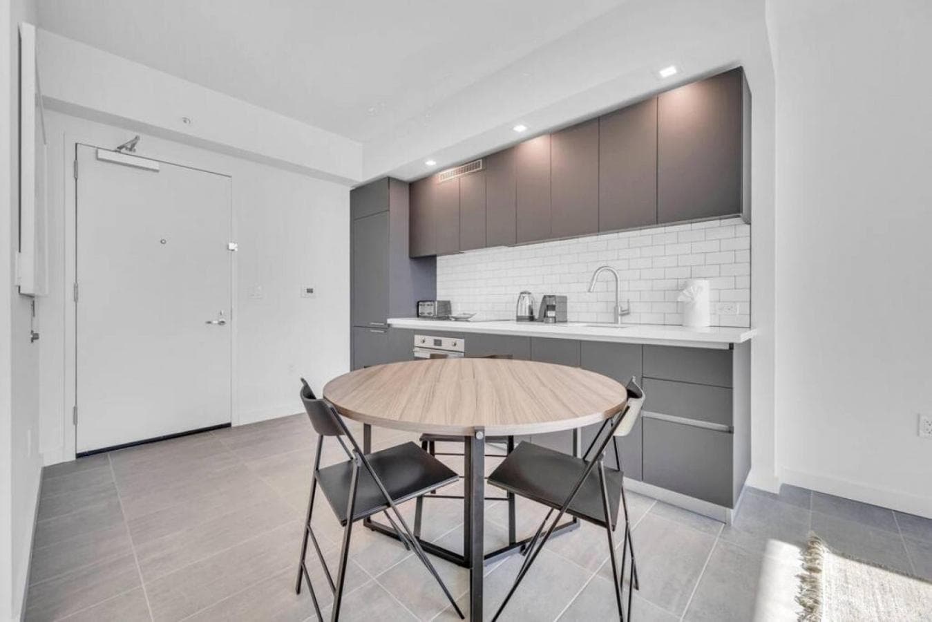Modern 1 Bed Condo across from Bayside in Downtown — 19