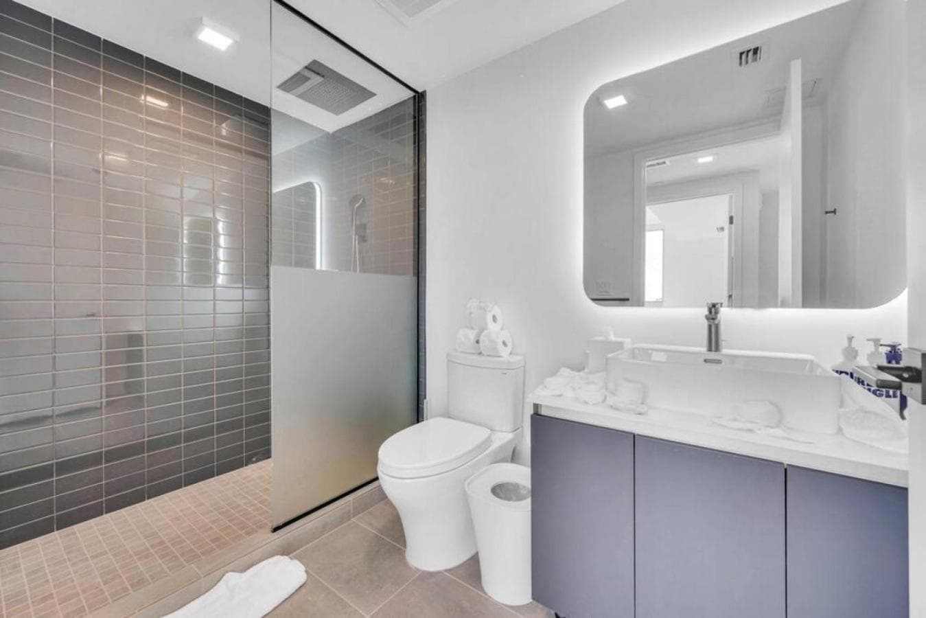Modern 1 Bed Condo across from Bayside in Downtown — 24