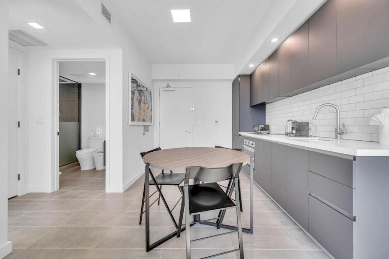 Modern 1 Bed Condo across from Bayside in Downtown — 7