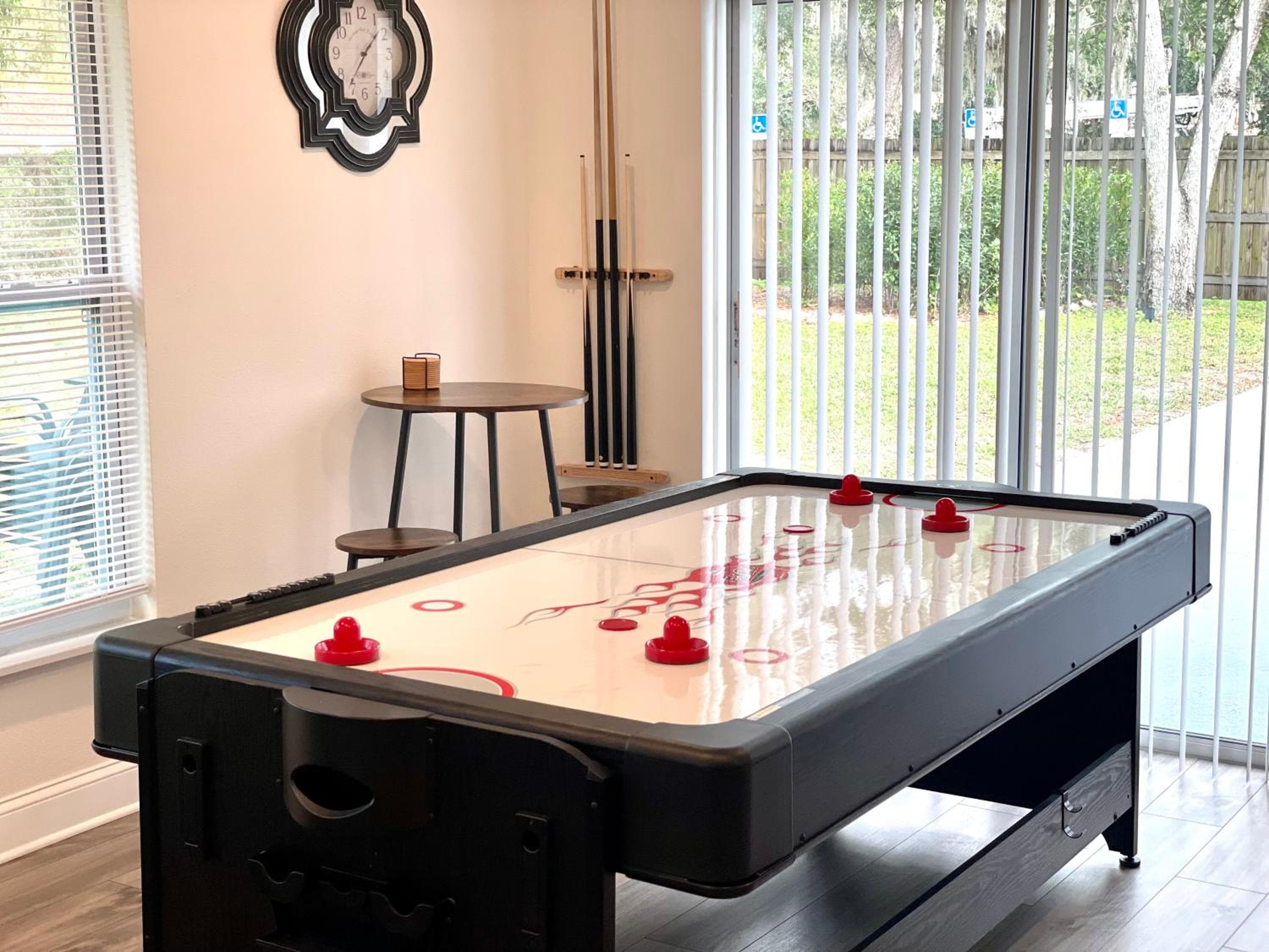 Sábanas de felpa, ¡Juegos!, Patio trasero enorme, Sillón de masaje. — 7