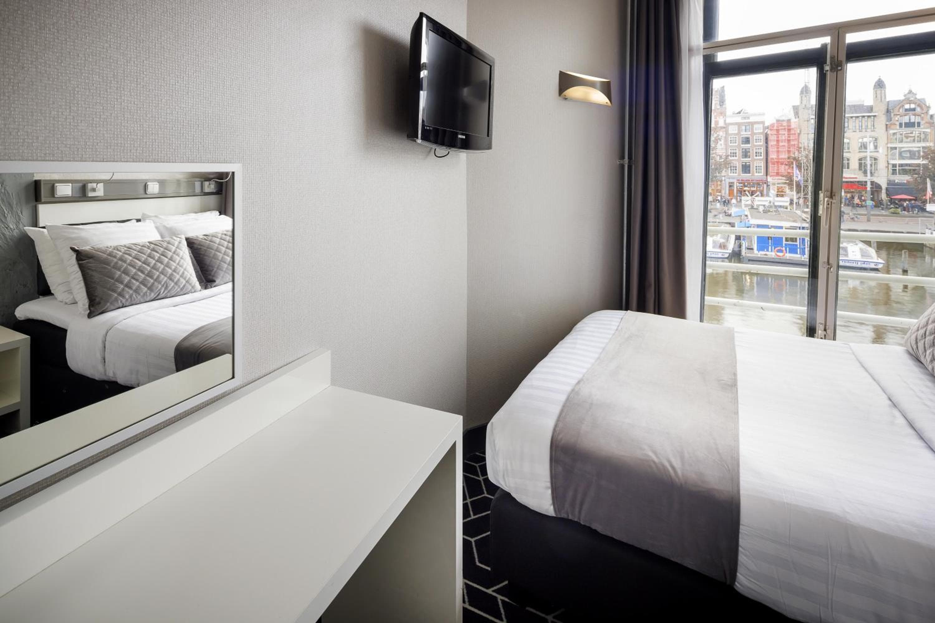 Hotel CC — 18