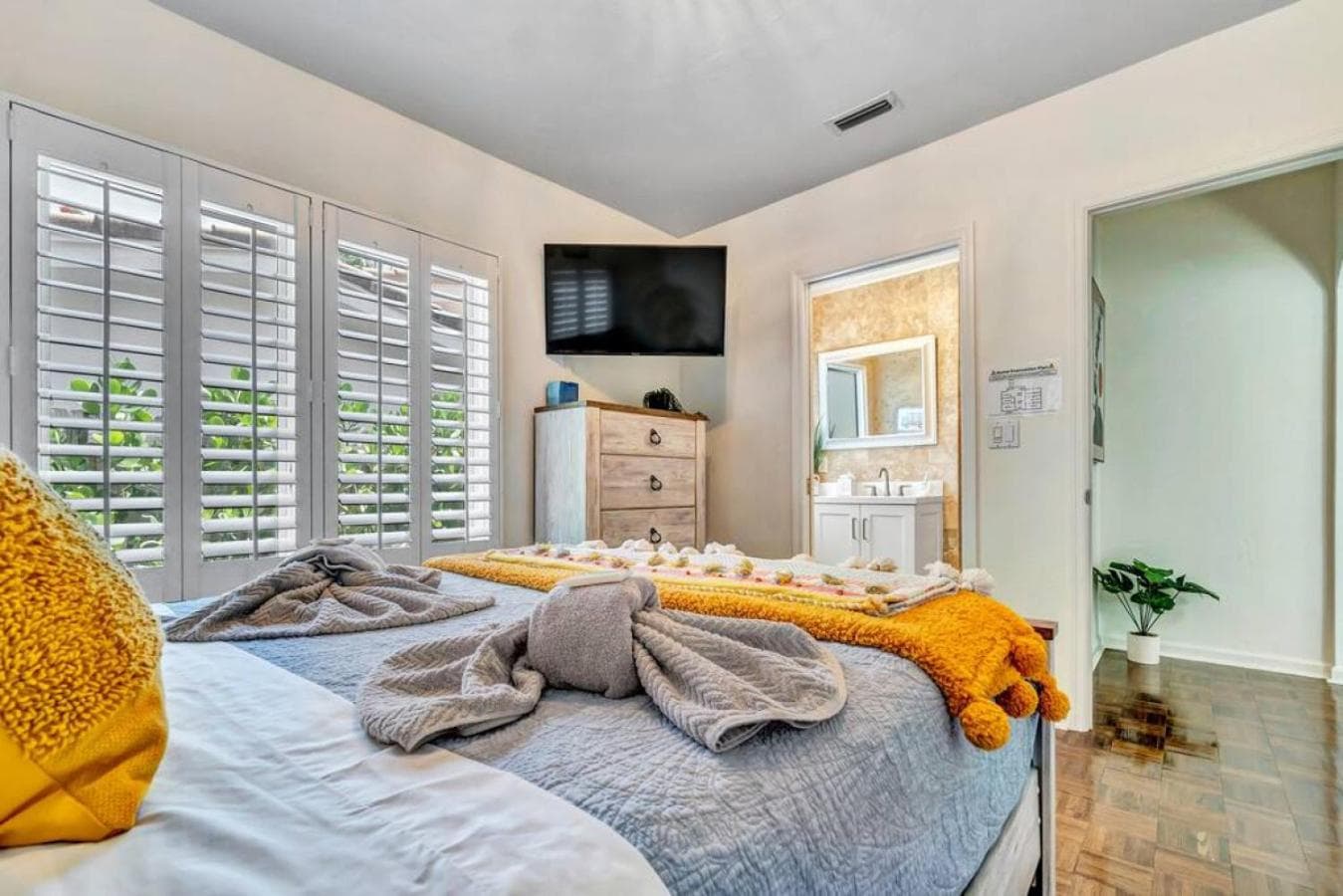Victoria Park Oasis with Heated Pool and More — 17