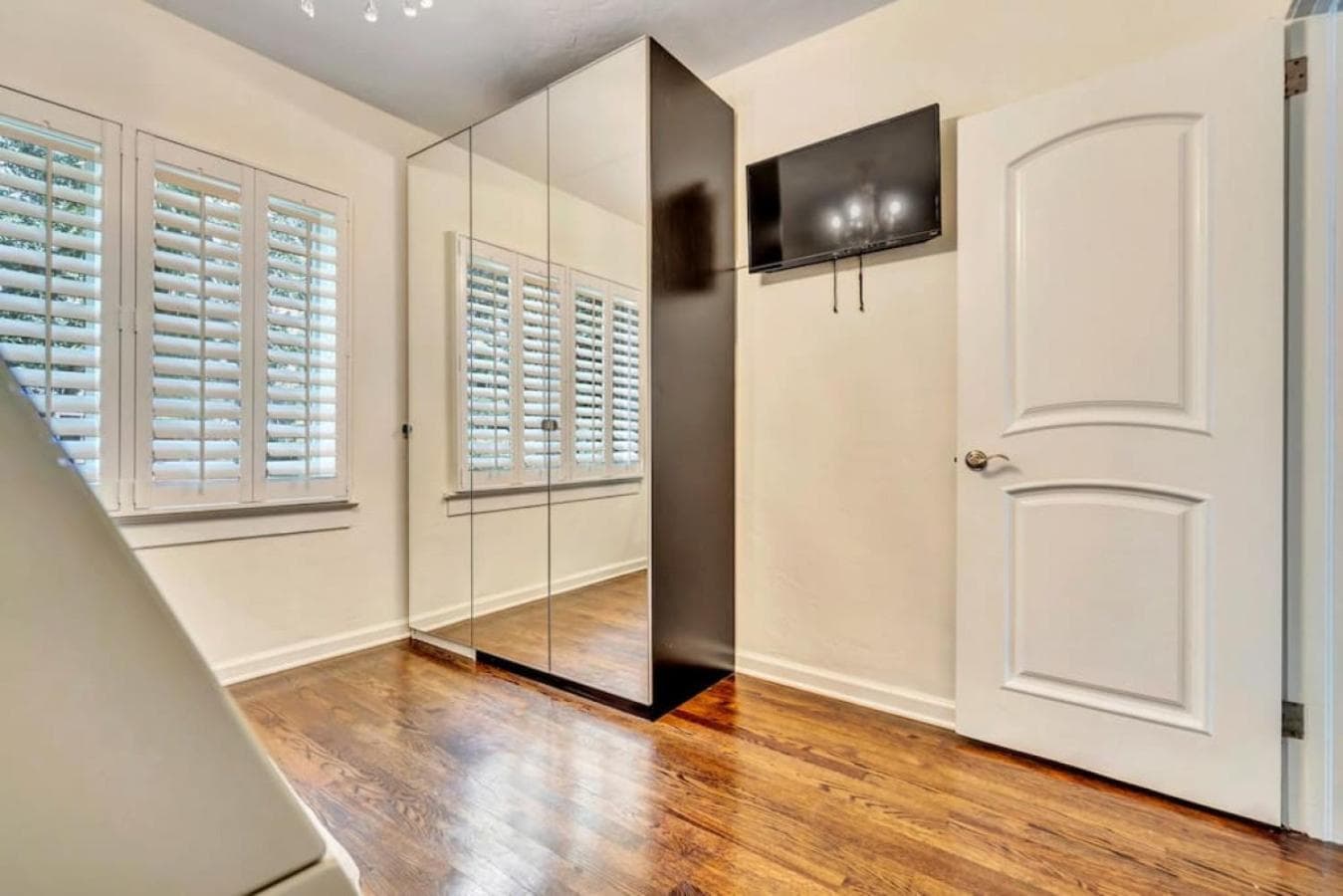 Victoria Park Oasis with Heated Pool and More — 3