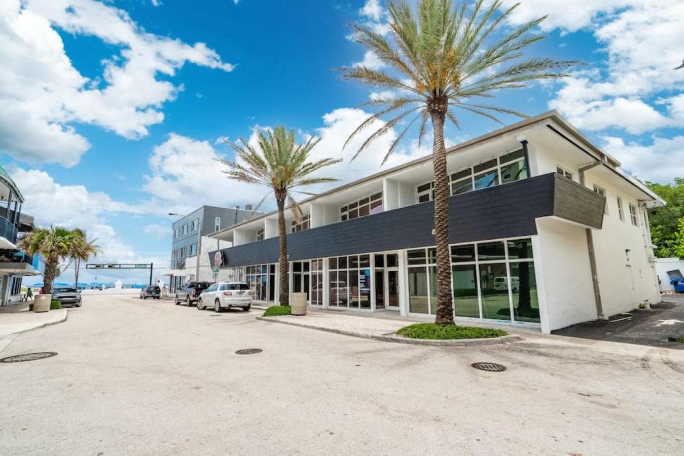 The Purple Pelican Beachfront con Ocean Balcony Unit 5 — 1