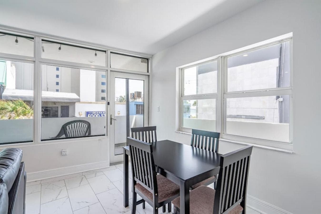 The Purple Pelican Beachfront con Ocean Balcony Unit 5 — 5