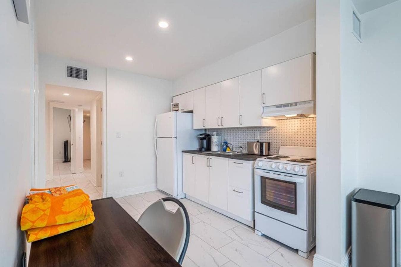 The Purple Pelican Beachfront con Ocean Balcony Unit 5 — 29