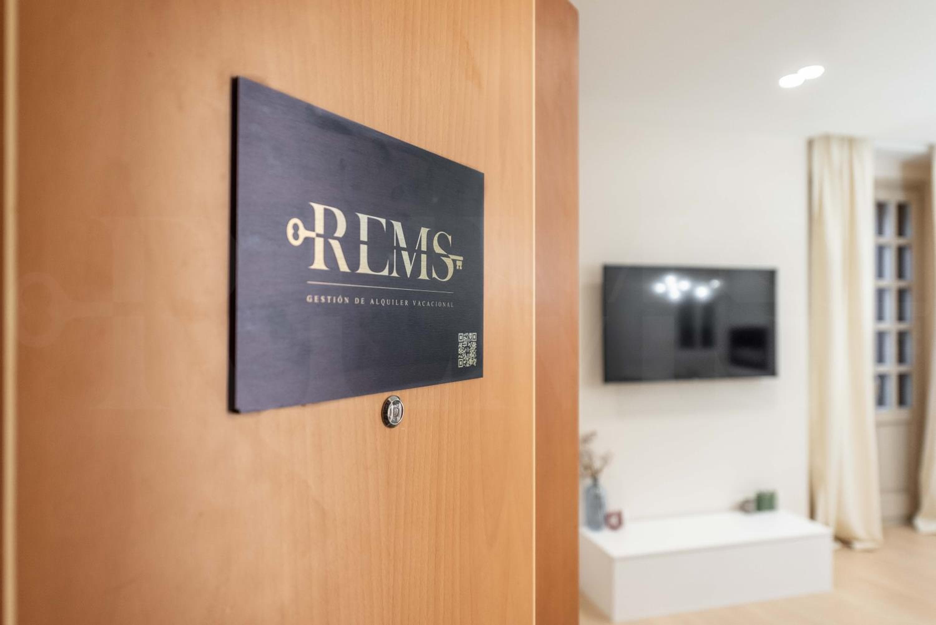 Exklusive Wohnung mit Balkon und Stadtblick von REMS — 17
