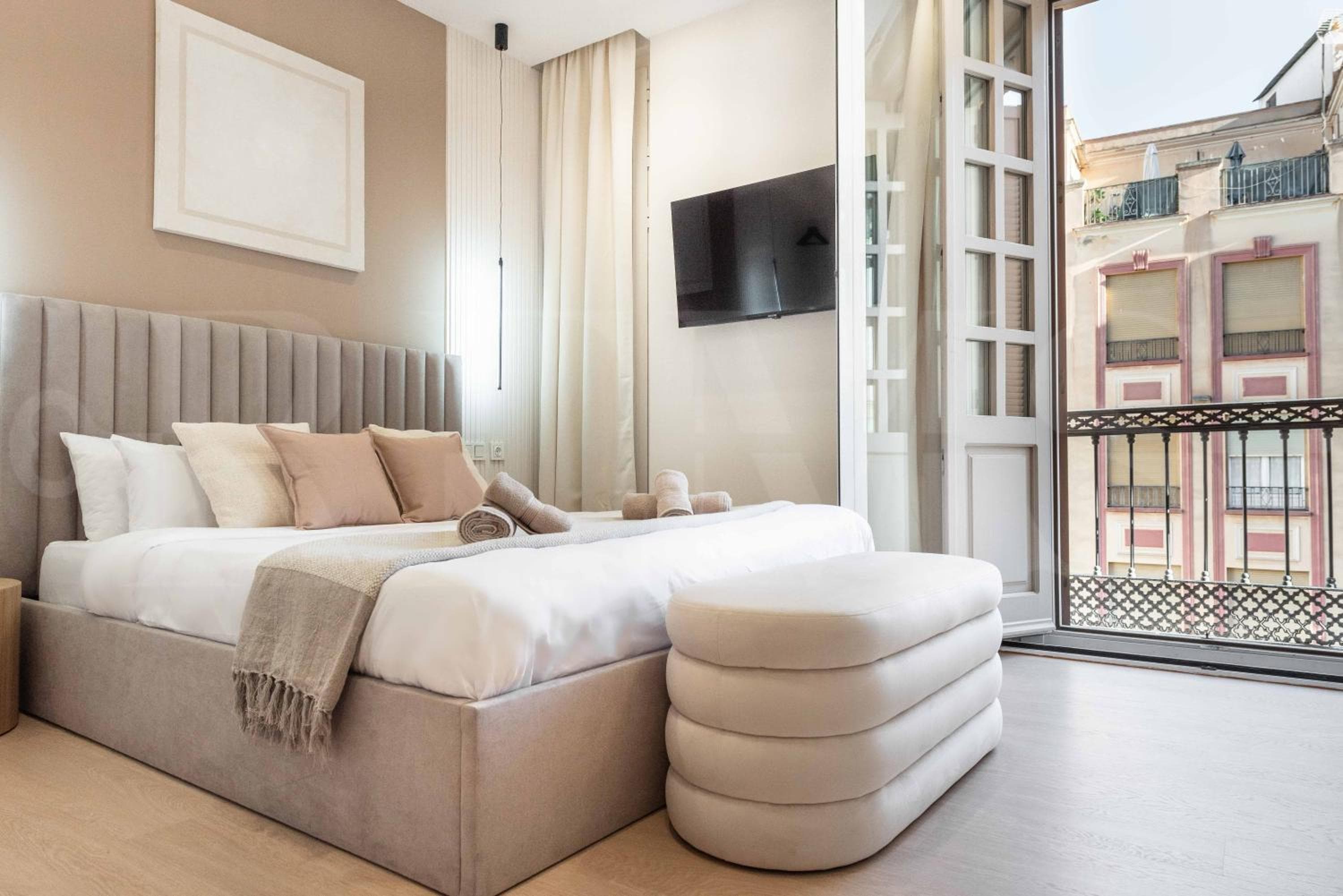 Exklusive Wohnung mit Balkon und Stadtblick von REMS — 1