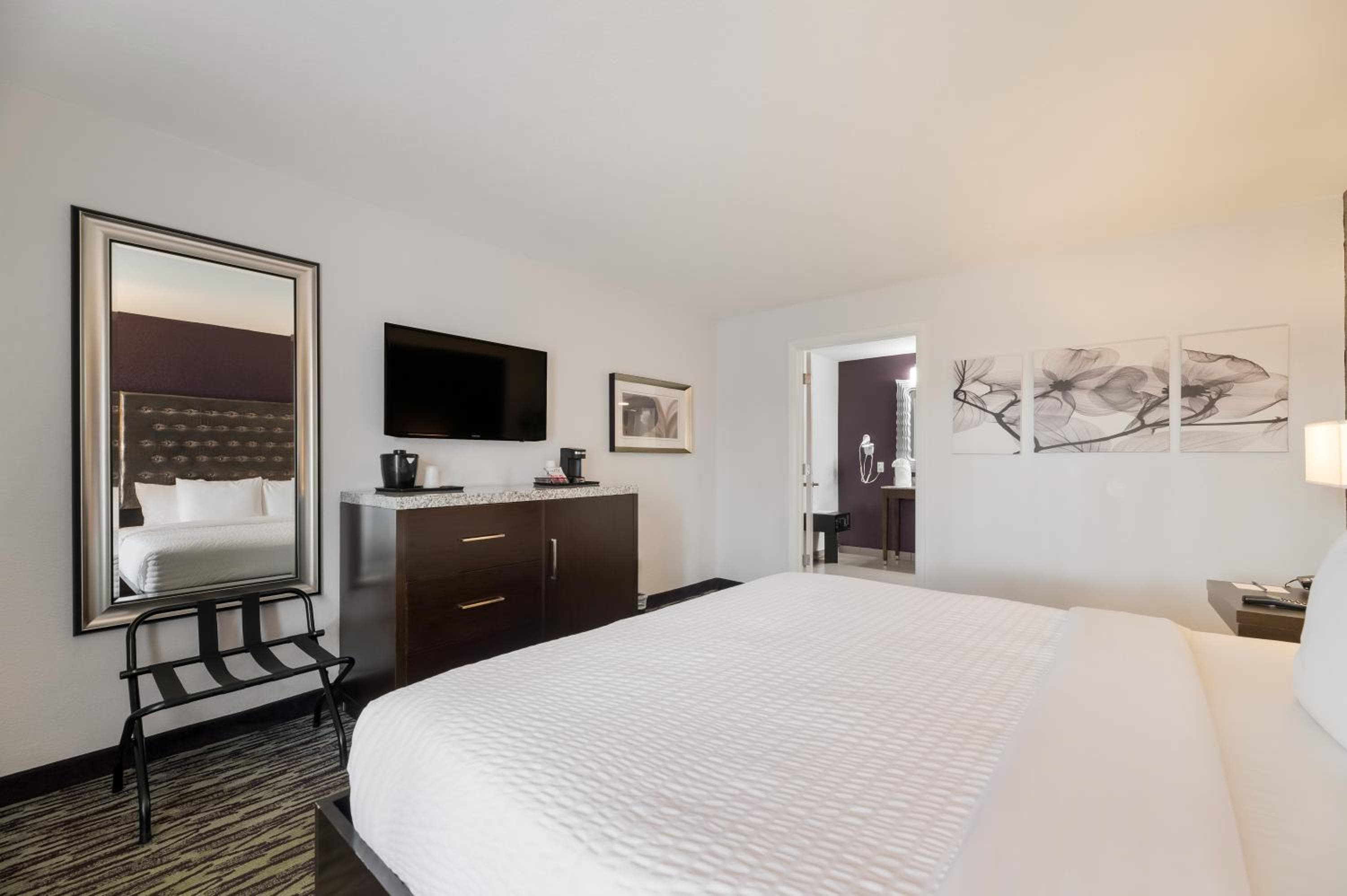 Clarion Inn & Suites Across From Universal Orlando Resort — 9