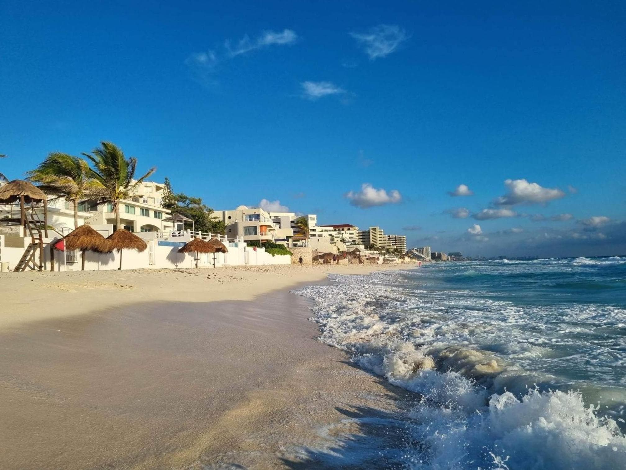 Penthouse mit drei Schlafzimmern und drei Etagen mit Blick auf das Meer am Strand — 16