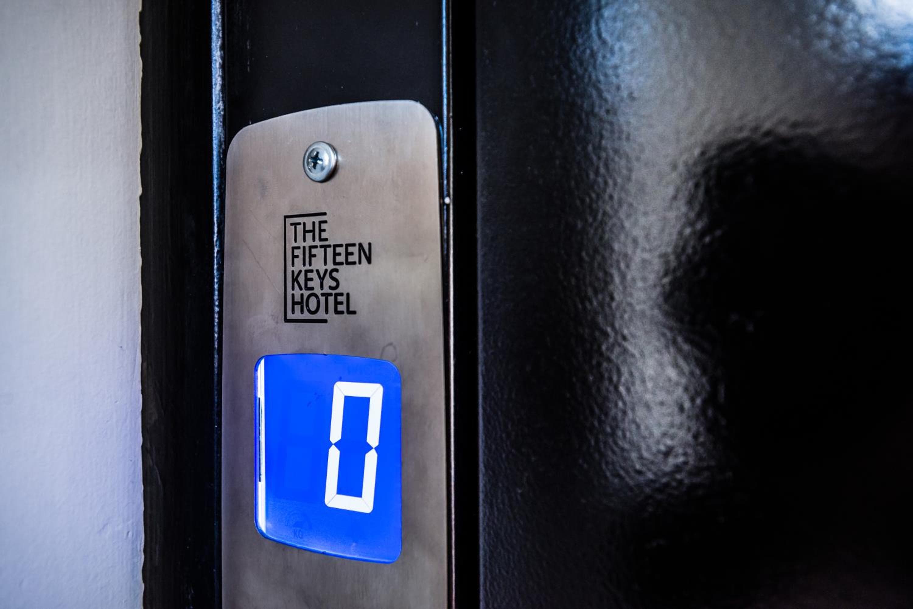 El hotel de las quince llaves — 13