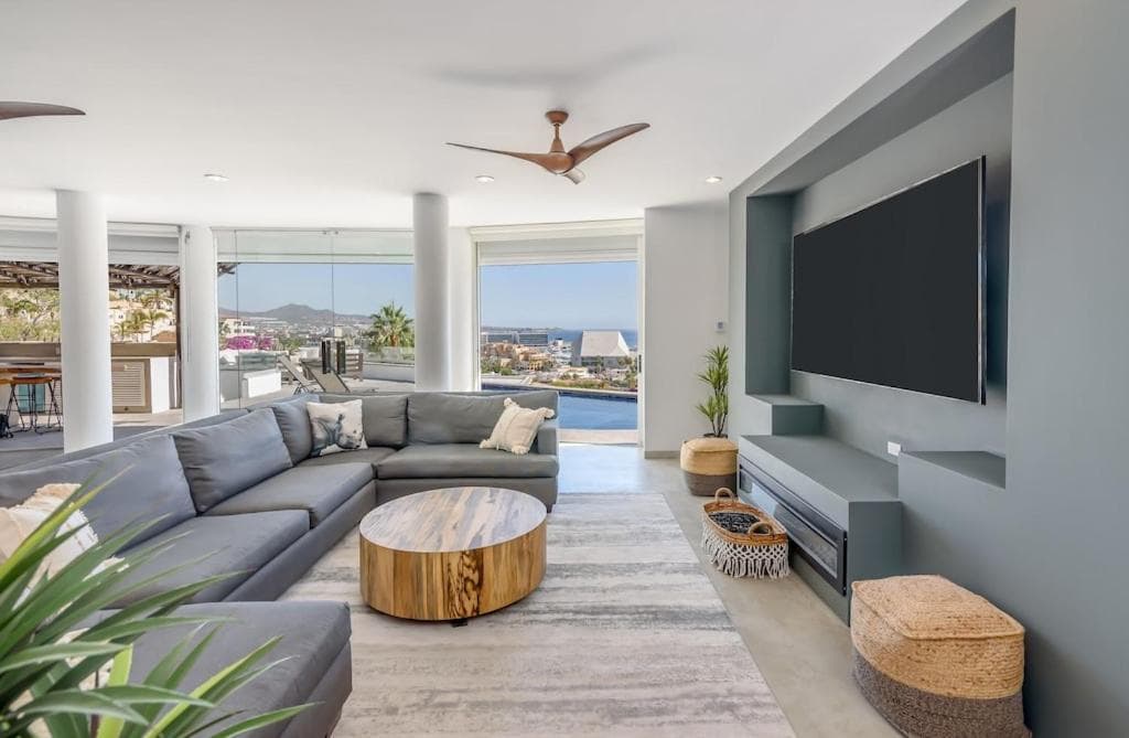 The one and only Pedregal Hollywood House — 9
