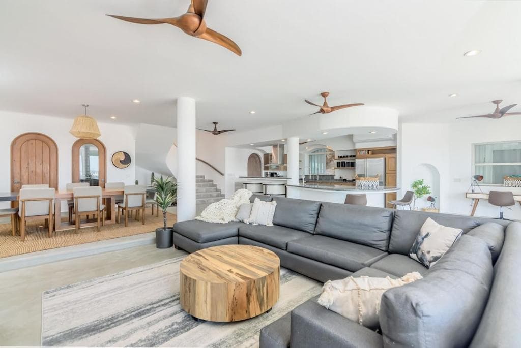 The one and only Pedregal Hollywood House — 11