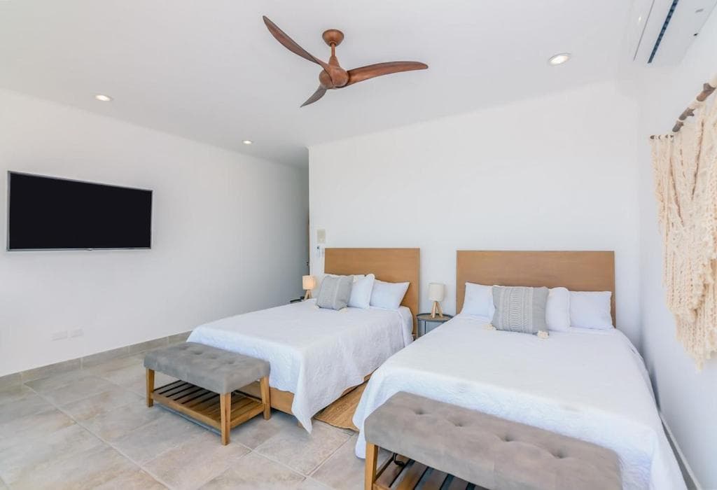 The one and only Pedregal Hollywood House — 3