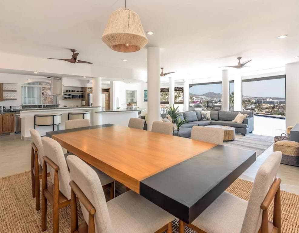 The one and only Pedregal Hollywood House — 25