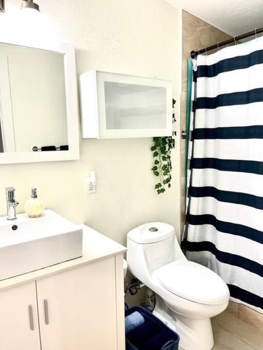 Central Nautical Themed 4 bed 2 bath Home — 22