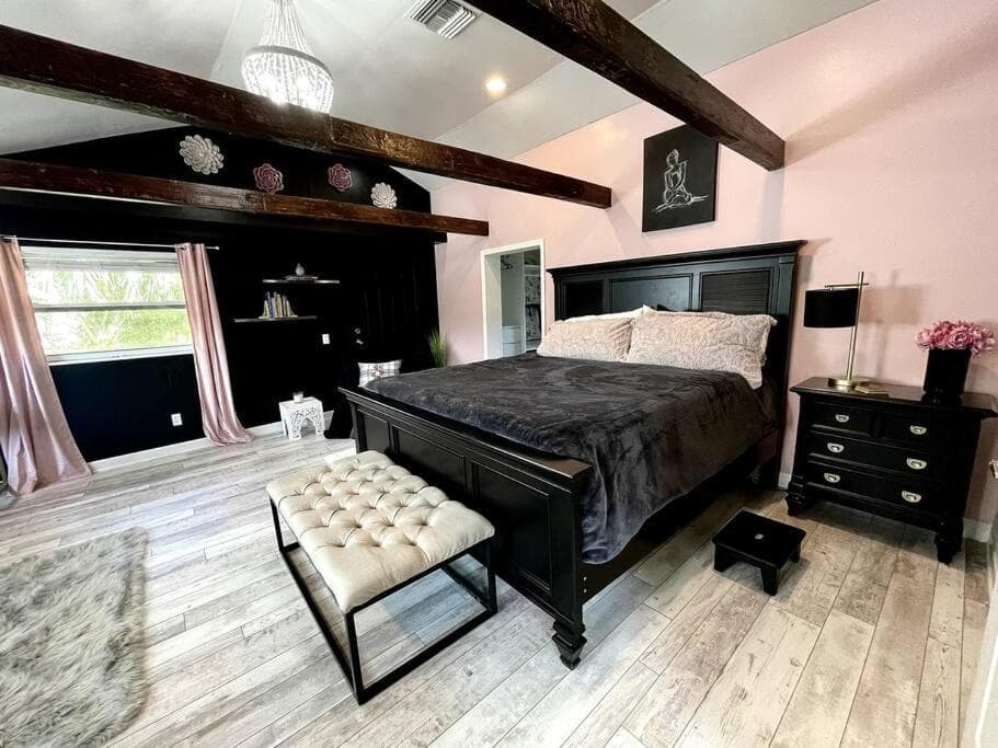 Cozy sanctuary minutes from the bay and beaches — 20