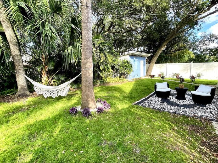 Cozy sanctuary minutes from the bay and beaches — 27