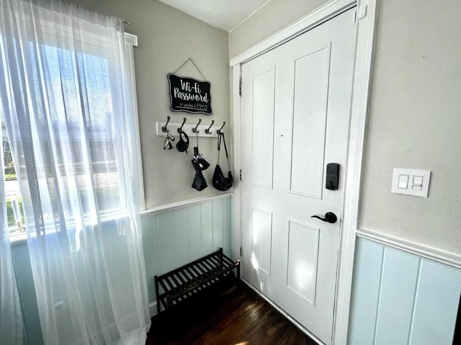 Cozy sanctuary minutes from the bay and beaches — 18