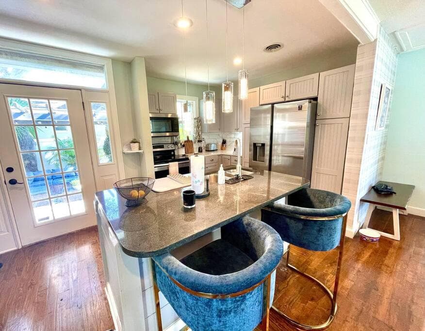 Cozy sanctuary minutes from the bay and beaches — 23