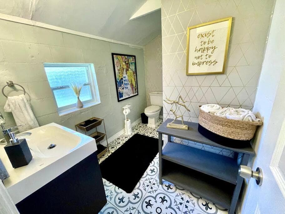 Cozy sanctuary minutes from the bay and beaches — 5