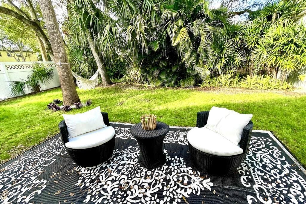 Cozy sanctuary minutes from the bay and beaches — 27