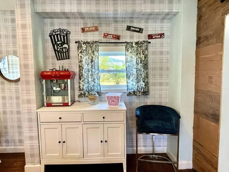 Cozy sanctuary minutes from the bay and beaches — 9