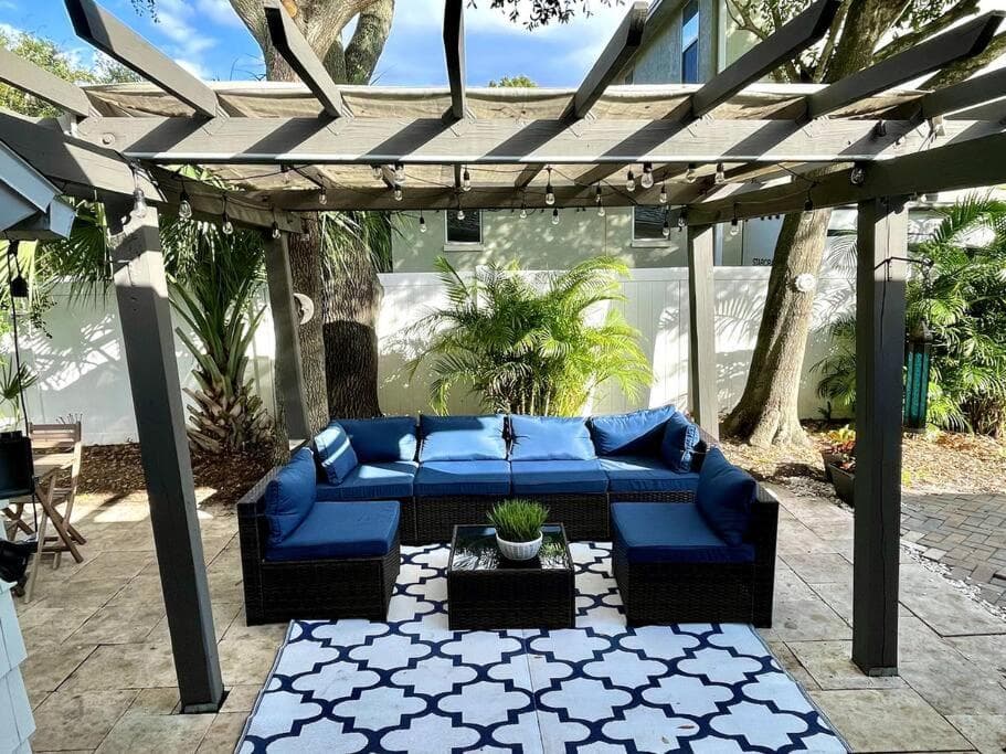 Cozy sanctuary minutes from the bay and beaches — 1