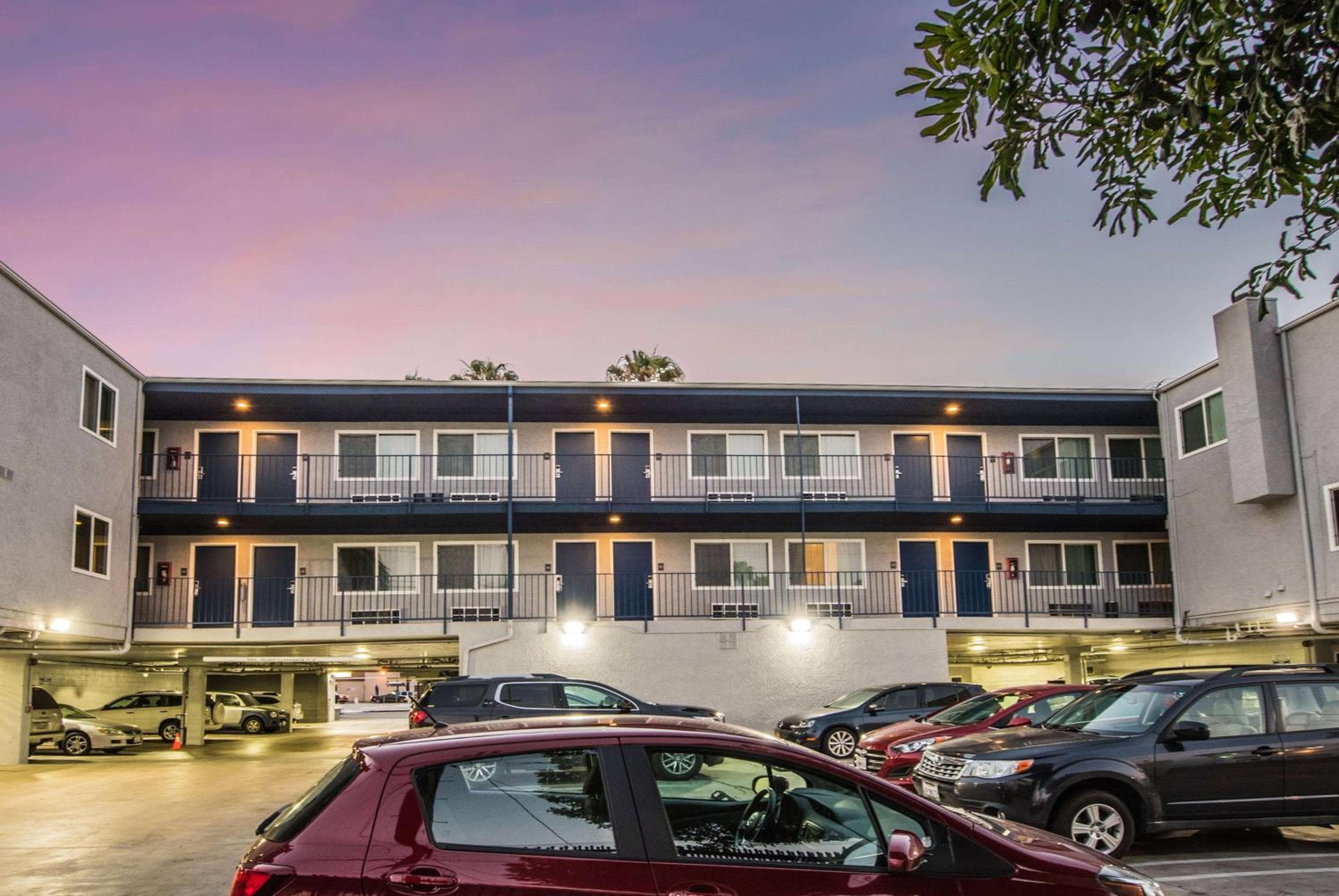Travelodge by Wyndham Culver City — 10