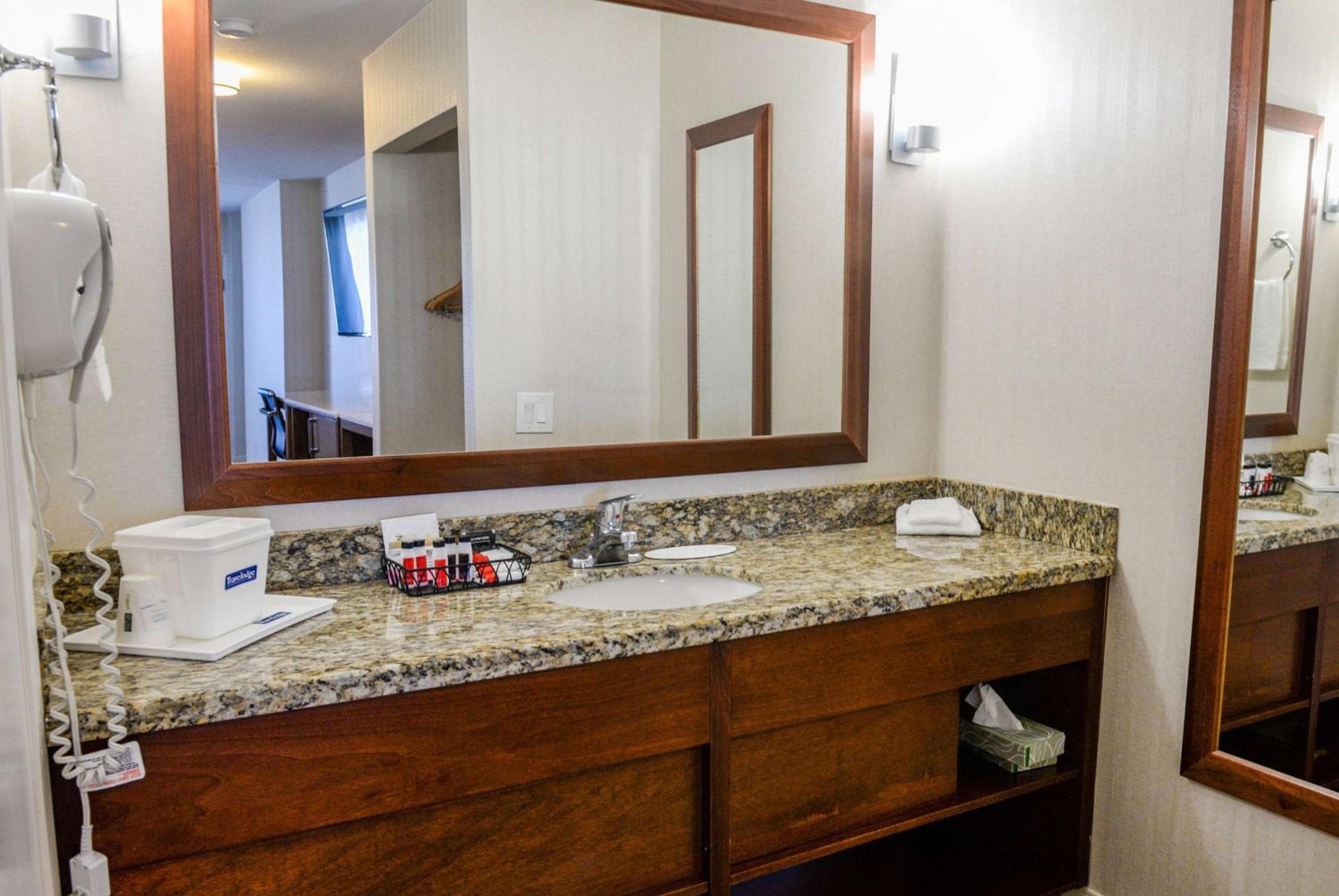 Travelodge by Wyndham Culver City — 27