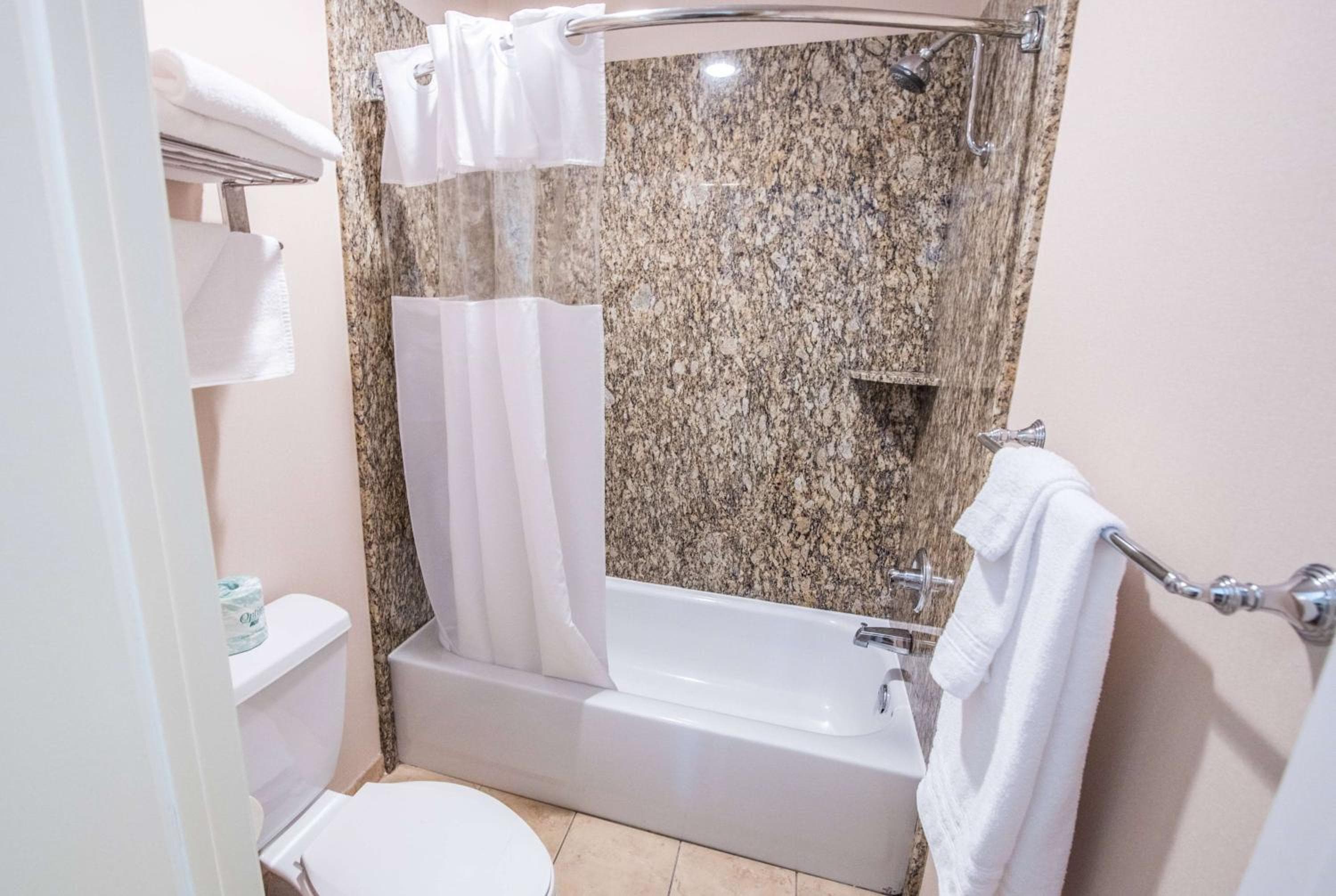 Travelodge by Wyndham Culver City — 28