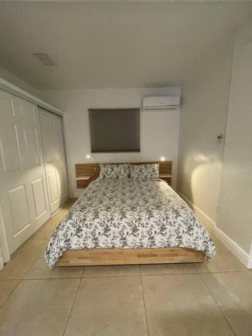 Comfortable modern apartment- central location. — 11