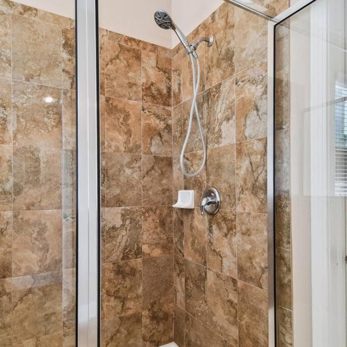 2 King Bed Hot Tub Home — 16